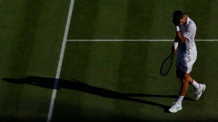 Novak Djokovic, cabizbajo en la semifinal ante Sinner en Wimbledon
