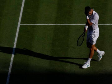 Novak Djokovic, cabizbajo en la semifinal ante Sinner en Wimbledon