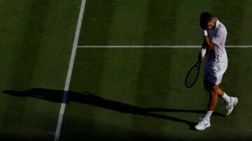 Novak Djokovic, cabizbajo en la semifinal ante Sinner en Wimbledon
