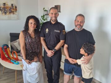 La familia junto al agente que salvó la vida al pequeño