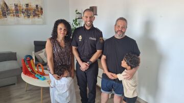 La familia junto al agente que salvó la vida al pequeño