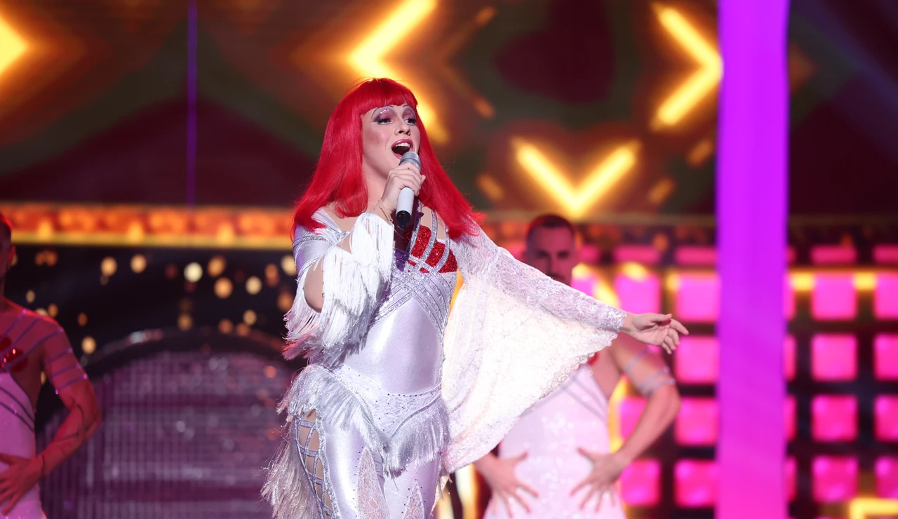 Yenesi se convierte en diva del pop al ritmo de ‘Believe’ como una auténtica Cher