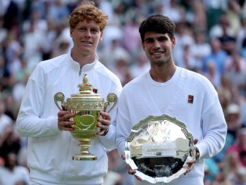 Jannik Sinner y Carlos Alcaraz, ganador y finalista de Wimbledon 2025