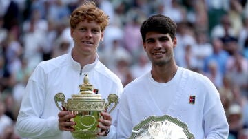Jannik Sinner y Carlos Alcaraz, ganador y finalista de Wimbledon 2025