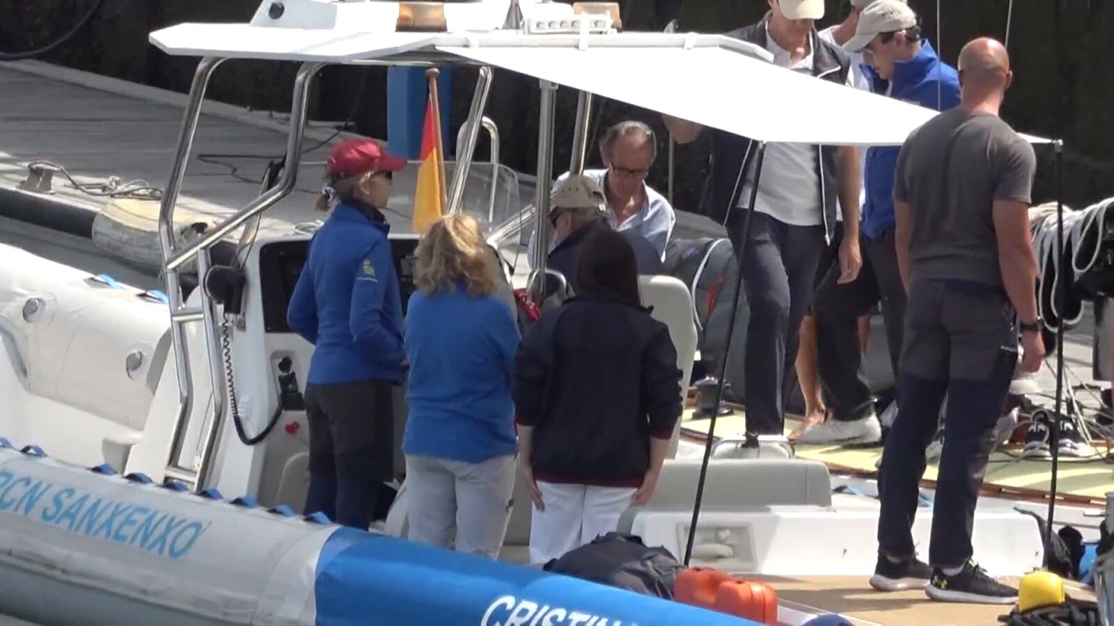 La infanta Elena acompaña al rey Juan Carlos en las regatas de Sanxenxo