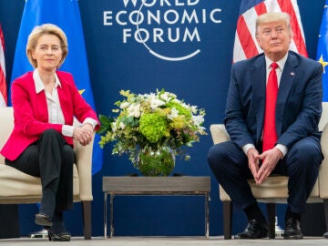 Imagen de archivo de Donald Trump y Ursula Von der Leyen en Foro Económico Mundial