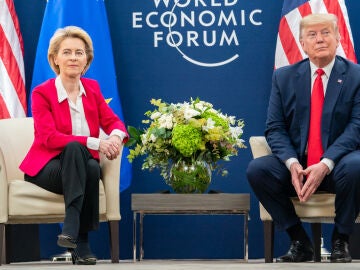 Foto de archivo de Trump y Von der Leyen