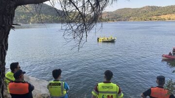 Un dispositivo de Emergencias 112 de la Comunidad de Madrid rastrea el pantano de San Juan Un dispositivo de Emergencias 112 de la Comunidad de Madrid rastrea el pantano de San Juan