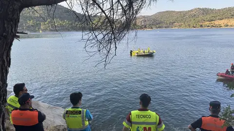 Un dispositivo de Emergencias 112 de la Comunidad de Madrid rastrea el pantano de San Juan Un dispositivo de Emergencias 112 de la Comunidad de Madrid rastrea el pantano de San Juan