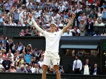 Antena 3 Deportes (13-07-25) Jannik Sinner se cobra la venganza de París y rompe el idilio de Alcaraz con la hierba para alzar su primer Wimbledon
