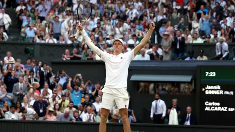 Antena 3 Deportes (13-07-25) Jannik Sinner se cobra la venganza de París y rompe el idilio de Alcaraz con la hierba para alzar su primer Wimbledon Antena 3 Deportes (13-07-25) Jannik Sinner se cobra la venganza de París y rompe el idilio de Alcaraz con la hierba para alzar su primer Wimbledon