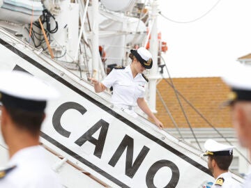 La princesa Leonor bajando del buque Juan Sebasti&aacute;n ElCano