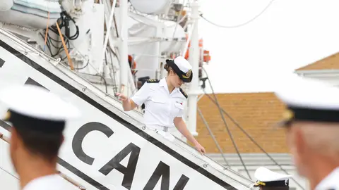 La princesa Leonor bajando del buque Juan Sebastián ElCano La princesa Leonor bajando del buque Juan Sebastián ElCano