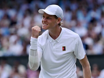 Jannik Sinner reacciona durante la final de Wimbledon