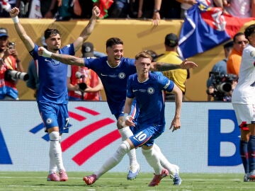 Cole Palmer celebra uno de sus dos goles ante el PSG en el Mundial de Clubes