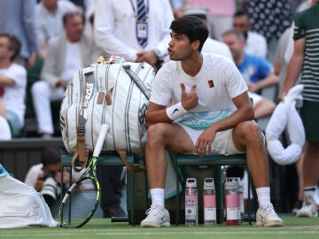 Carlos Alcaraz se lamenta durante la final de Wimbledon