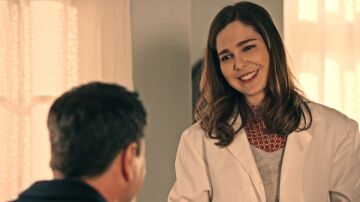 Begoña y Gabriel siguen compartiendo momentos de complicidad... ¡Él empieza a tontear con ella!