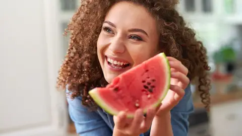 Mujer comiendo sandía Mujer comiendo sandía