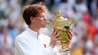 Jannik Sinner, levantando el trofeo de Wimbledon