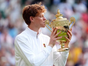 Jannik Sinner, levantando el trofeo de Wimbledon