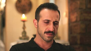 ¡Abidin, destrozado! Se desahoga con Ferit tras enterarse de que Suna se va a casar con otro: “Es por mí culpa”