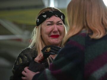 &iquest;La t&iacute;a de Timur, sospechosa? Leyla aparece con sangre en las manos mientras Bahar y Evren atienden al herido 