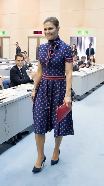 Victoria de Suecia con un vestido de lunares y lazada al cuello Victoria de Suecia con un vestido de lunares y lazada al cuello