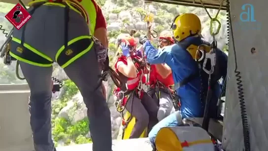 El rescate de un ciclista en una montaña de Alicante El rescate de un ciclista en una montaña de Alicante