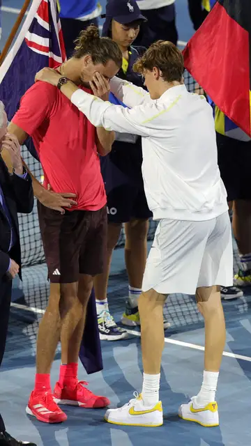Alexander Zverev animando por su compañero Jannik Sinner Alexander Zverev animando por su compañero Jannik Sinner