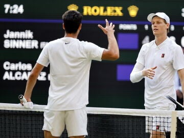 Carlos Alcaraz felicita a Jannik Sinner tras la final de Wimbledon