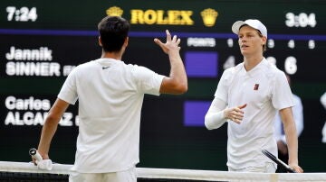 Carlos Alcaraz felicita a Jannik Sinner tras la final de Wimbledon