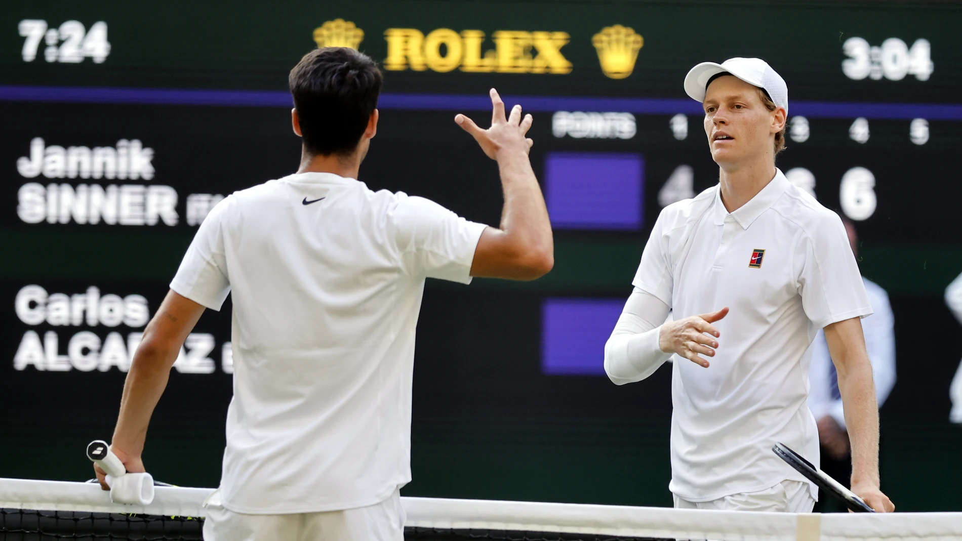 Carlos Alcaraz felicita a Jannik Sinner tras la final de Wimbledon Carlos Alcaraz felicita a Jannik Sinner tras la final de Wimbledon