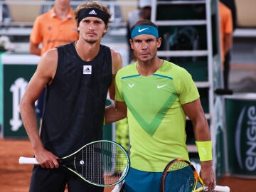 Zverev y Rafa Nadal en un partido de Roland Garros 2022