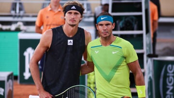 Zverev y Rafa Nadal en un partido de Roland Garros 2022