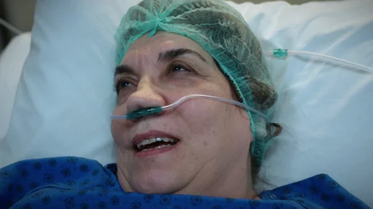 Gülçiçek despierta tras la operación y, bajo los efectos de la anestesia, alucina con el doctor Reha… Gülçiçek despierta tras la operación y, bajo los efectos de la anestesia, alucina con el doctor Reha…
