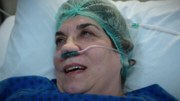 Gülçiçek despierta tras la operación y, bajo los efectos de la anestesia, alucina con el doctor Reha…