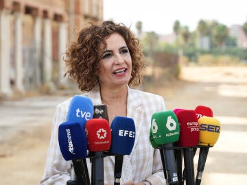 María Jesús Montero atiende a los medios antes de visitar las obras de urbanización del solar del antiguo cuartel de Artillería 'Daoiz y Velarde' 