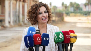 María Jesús Montero atiende a los medios antes de visitar las obras de urbanización del solar del antiguo cuartel de Artillería 'Daoiz y Velarde' 