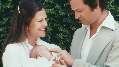 Los reyes Carlos XVI Gustavo de Suecia y Silvia con su primogénita, Victoria de Suecia Los reyes Carlos XVI Gustavo de Suecia y Silvia con su primogénita, Victoria de Suecia