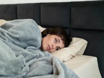 Mujer con insomnio Mujer con insomnio