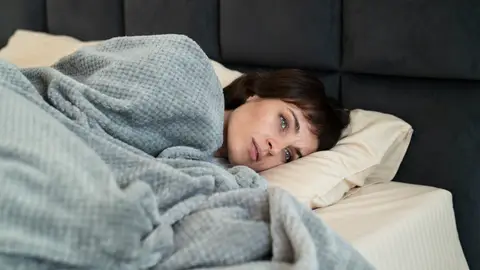 Mujer con insomnio Mujer con insomnio