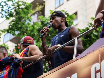 Lamine Yamal, en la rúa de celebración del Barcelona