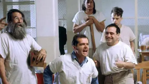 Jack Nicholson y Danny DeVito en Alguien voló sobre el nido del cuco Jack Nicholson y Danny DeVito en Alguien voló sobre el nido del cuco