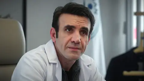 ¡Pillado!: Timur descubre que el asesino era un compañero del hospital gracias a las cámaras de seguridad Destacada ¡Pillado!: Timur descubre que el asesino era un compañero del hospital gracias a las cámaras de seguridad Destacada