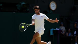 Carlos Alcaraz golpea una derecha ante Sinner en la final de Wimbledon