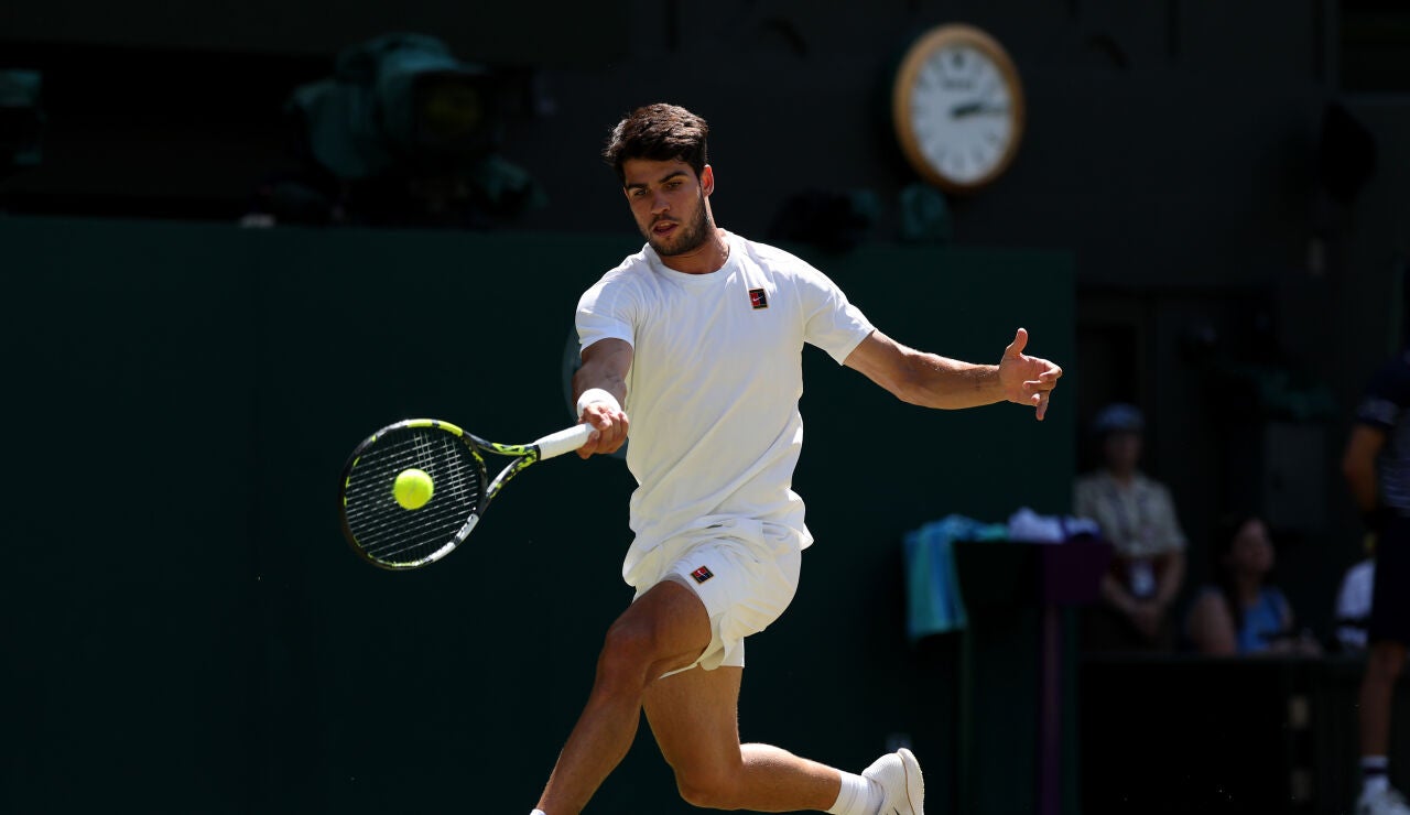 Carlos Alcaraz golpea una derecha ante Sinner en la final de Wimbledon