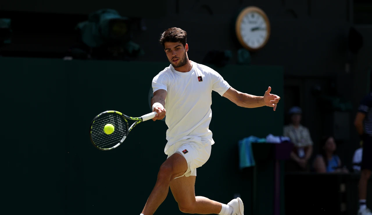 Carlos Alcaraz golpea una derecha ante Sinner en la final de Wimbledon
