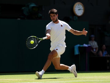 Carlos Alcaraz golpea una derecha ante Sinner en la final de Wimbledon