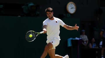 Carlos Alcaraz golpea una derecha ante Sinner en la final de Wimbledon