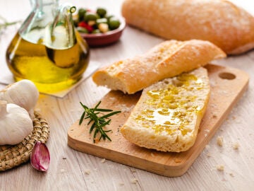 Tostadas de pan con aceite de oliva